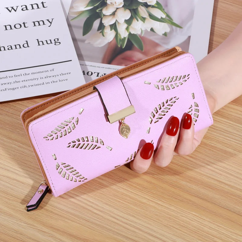 Carteira Clutch Feminina – Couro Sintético Dourado com Estampa de Folhas Vazadas, Porta-Cartões e Moedas
