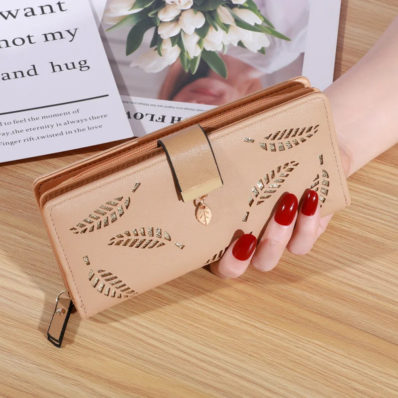 Carteira Clutch Feminina – Couro Sintético Dourado com Estampa de Folhas Vazadas, Porta-Cartões e Moedas