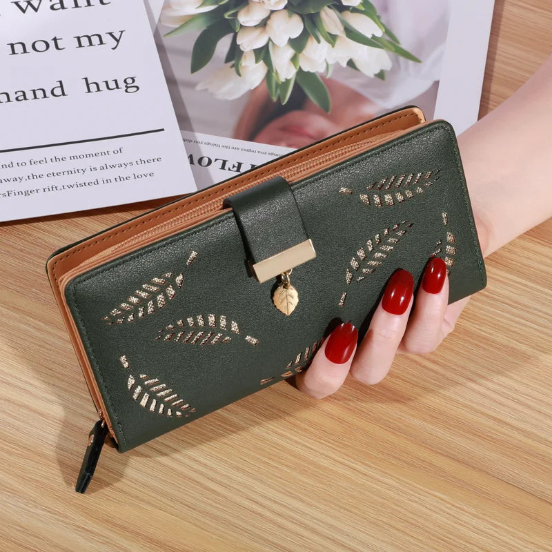 Carteira Clutch Feminina – Couro Sintético Dourado com Estampa de Folhas Vazadas, Porta-Cartões e Moedas