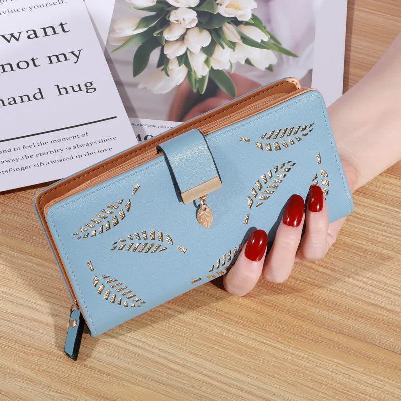 Carteira Clutch Feminina – Couro Sintético Dourado com Estampa de Folhas Vazadas, Porta-Cartões e Moedas
