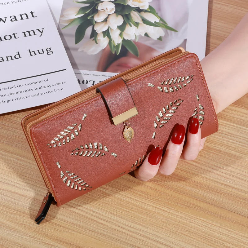 Carteira Clutch Feminina – Couro Sintético Dourado com Estampa de Folhas Vazadas, Porta-Cartões e Moedas