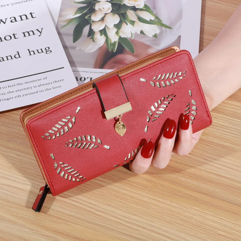 Carteira Clutch Feminina – Couro Sintético Dourado com Estampa de Folhas Vazadas, Porta-Cartões e Moedas