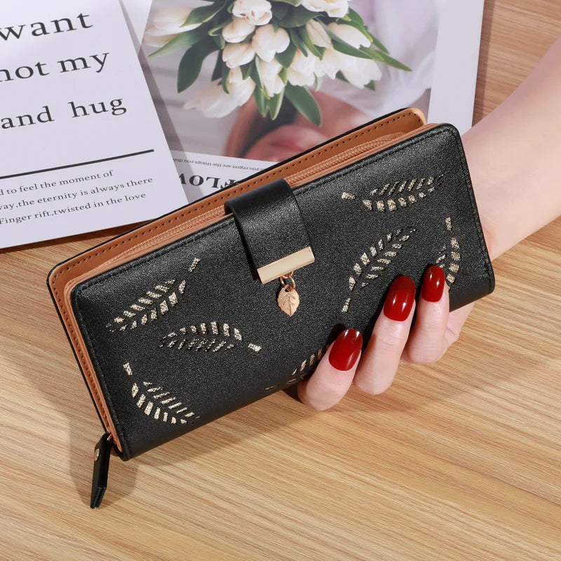Carteira Clutch Feminina – Couro Sintético Dourado com Estampa de Folhas Vazadas, Porta-Cartões e Moedas