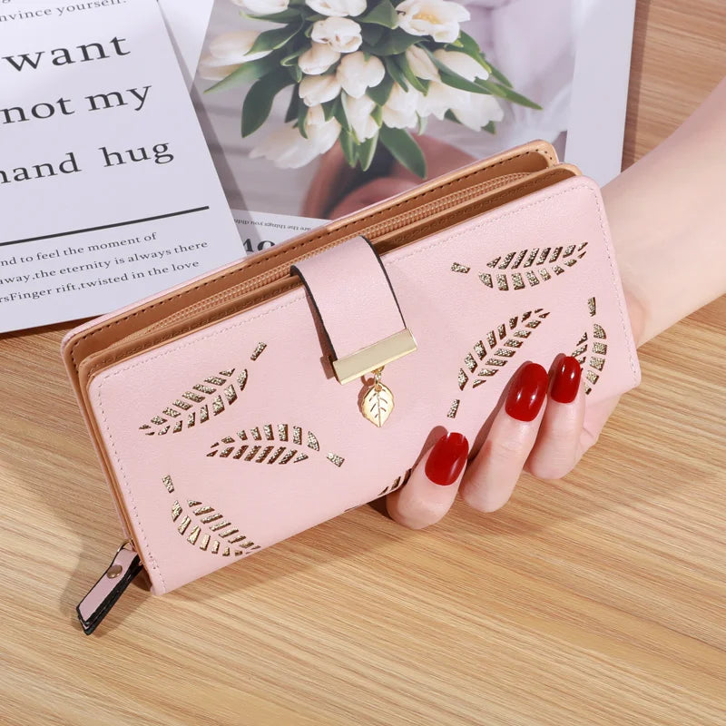 Carteira Clutch Feminina – Couro Sintético Dourado com Estampa de Folhas Vazadas, Porta-Cartões e Moedas